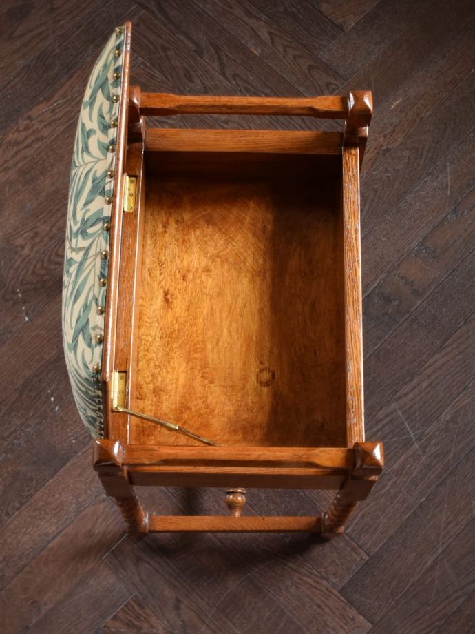 アンティークスツールの中