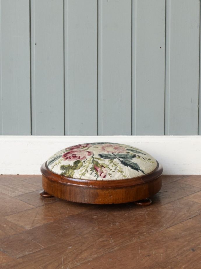 アンティークスツールの側面