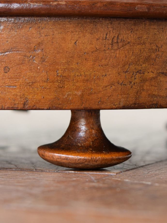 アンティークスツールの脚