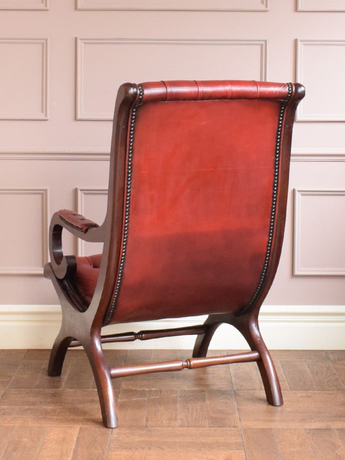 アンティークのパーソナルチェアの後ろ姿