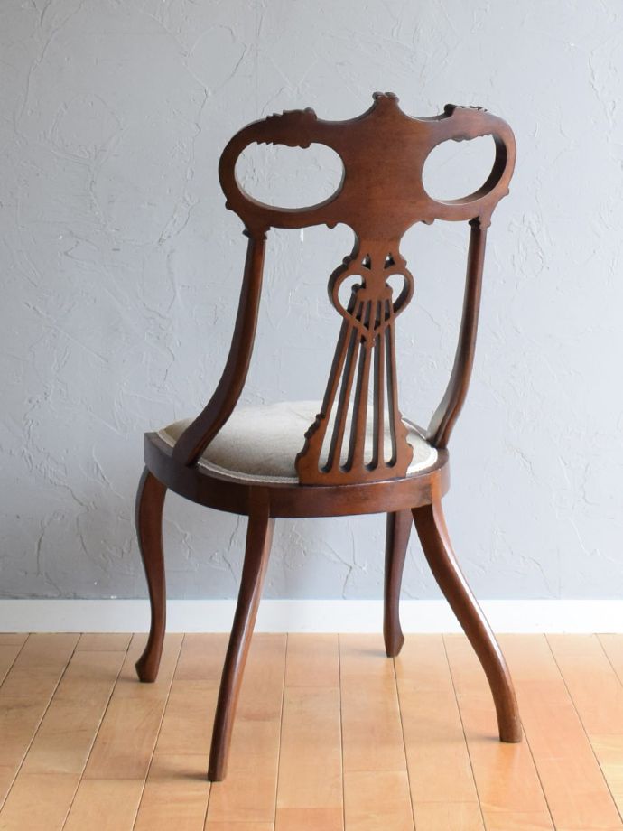 アンティークのサロンチェアの後ろ姿