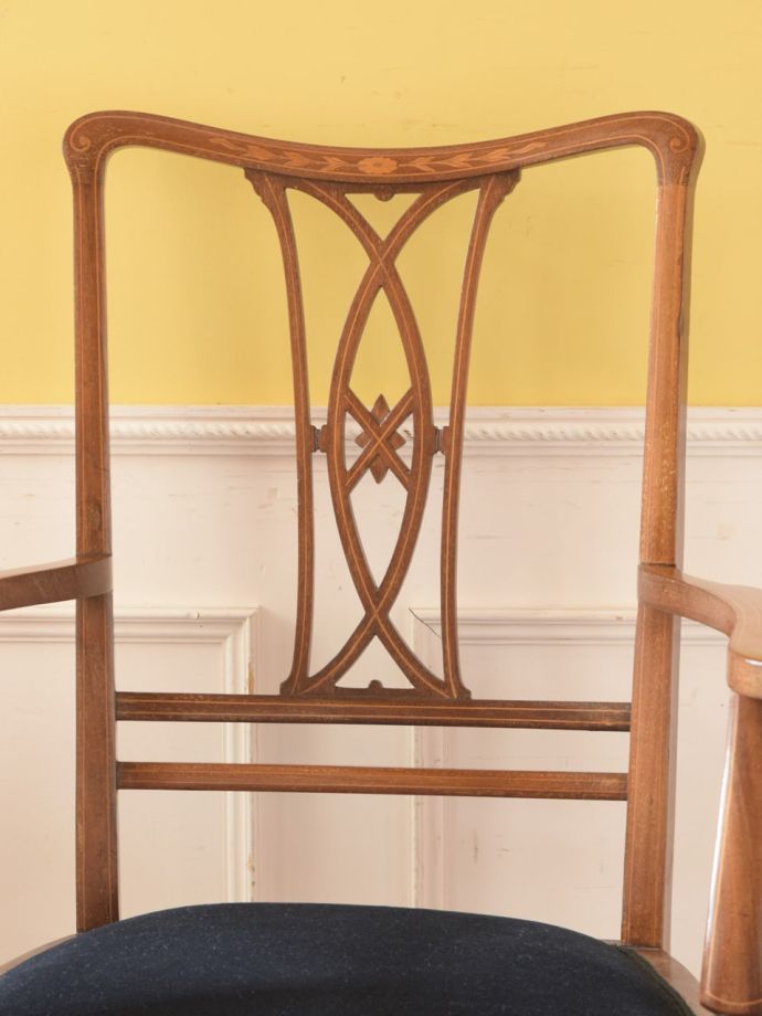 背もたれが美しいアンティークの椅子