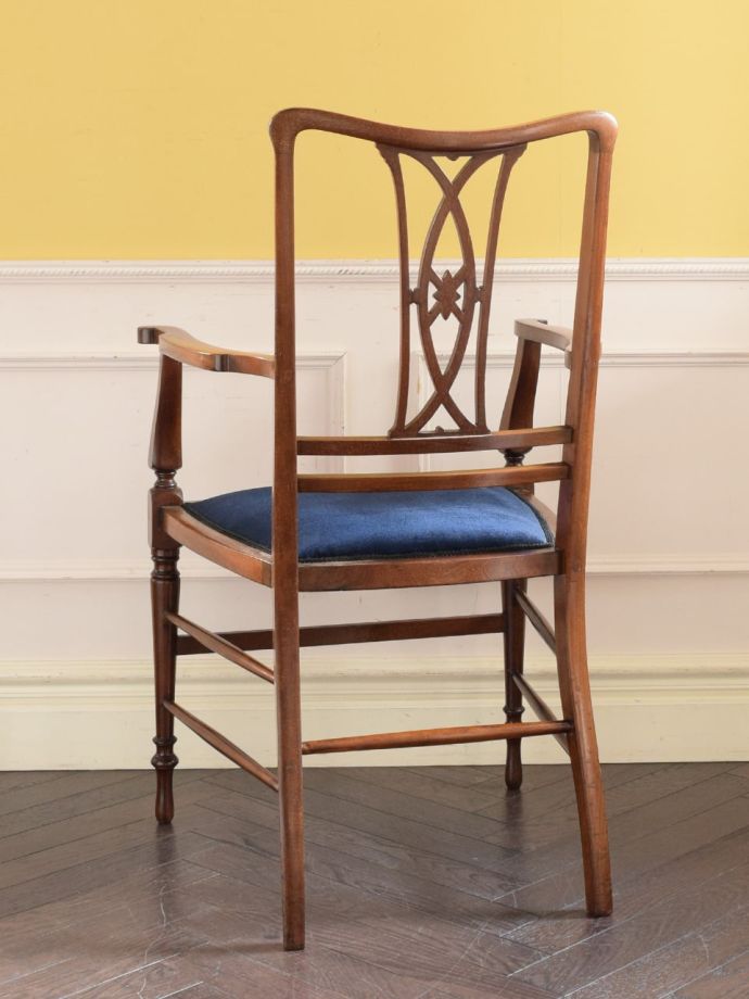 アンティークのサロンチェアの後ろ姿