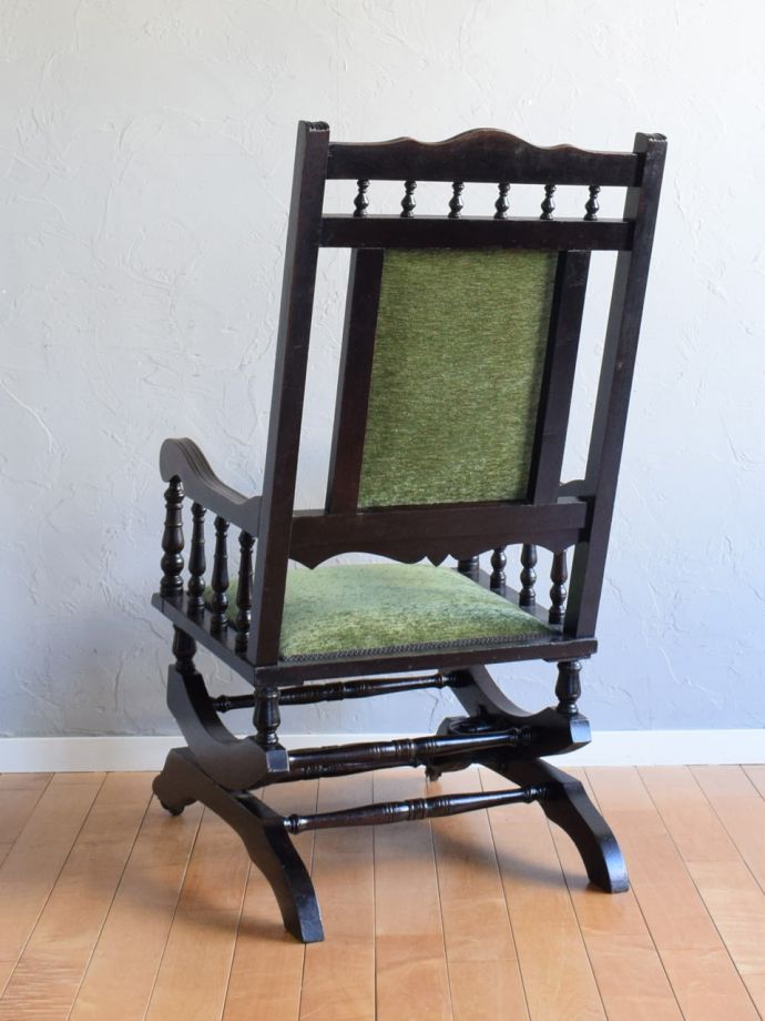 ロッキングチェアの後ろ姿