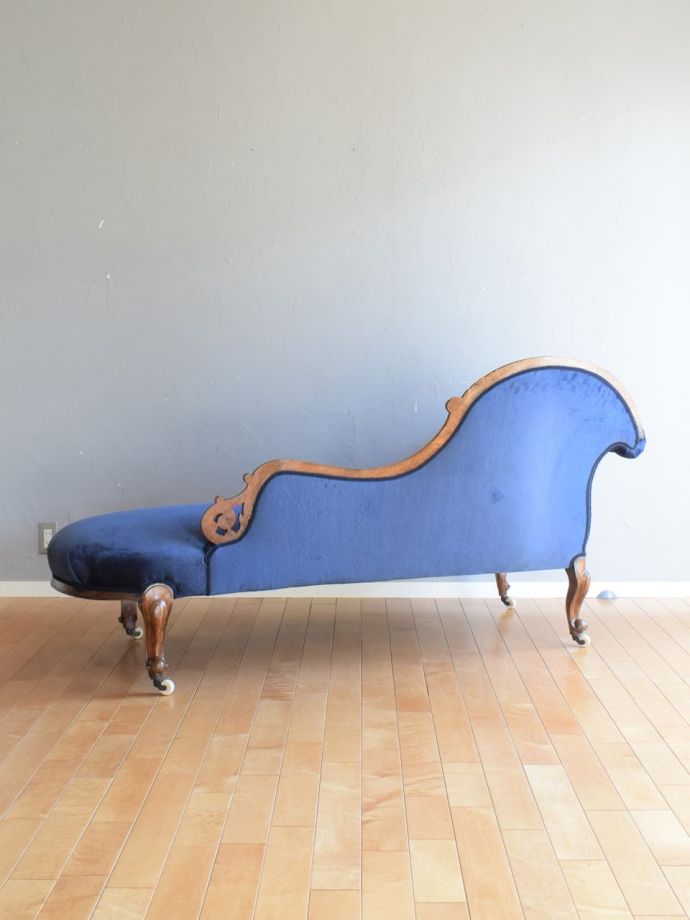 アンティークのセティの後ろ姿