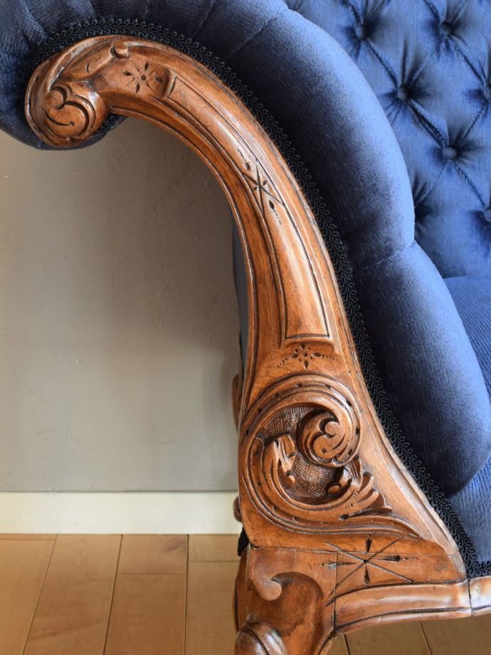 英国アンティーク家具らしい装飾