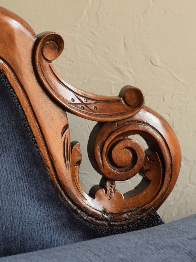 英国アンティーク家具らしい装飾