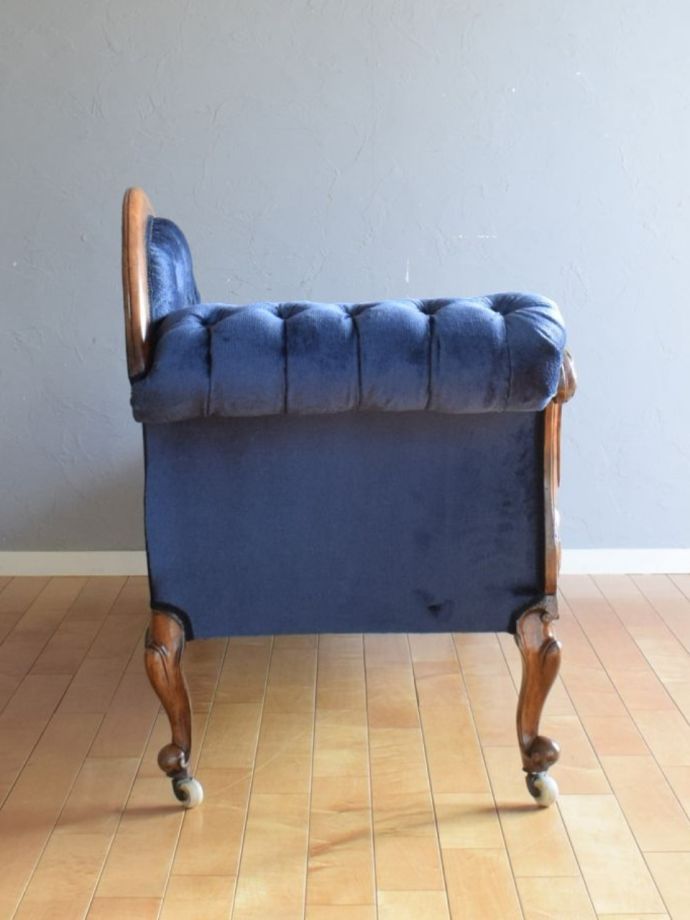 アンティークのソファの側面