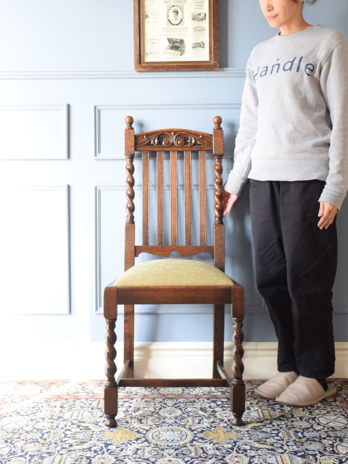 英国アンティーク　ツイストレッグ　チェア　オーク/無垢材　イギリス　椅子 イギリスで見つけたアンティークの椅子、 ツイスト足が美しいオーク材