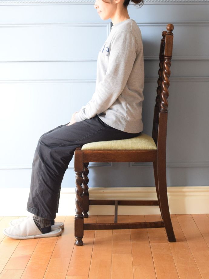 イギリスで見つけたアンティークの椅子、 ツイスト足が美しいオーク材