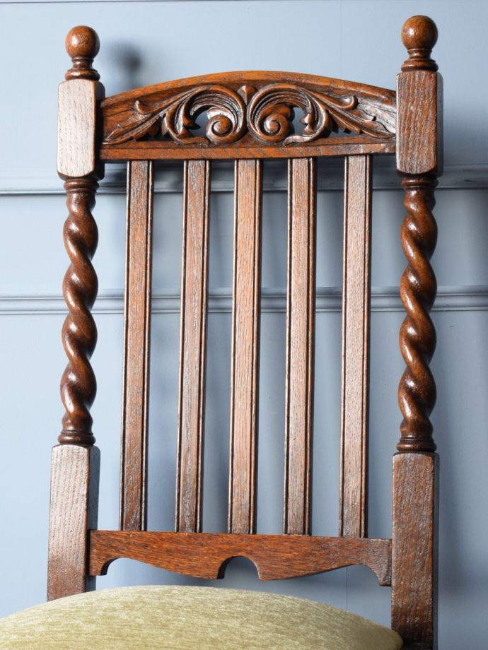 イギリスで見つけたアンティークの椅子、 ツイスト足が美しいオーク材