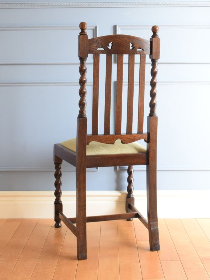 英国アンティーク　ツイストレッグ　チェア　オーク/無垢材　イギリス　椅子 イギリスで見つけたアンティークの椅子、 ツイスト足が美しいオーク材