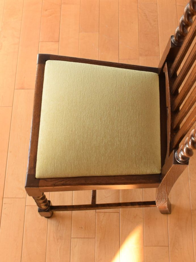 イギリスで見つけたアンティークの椅子、 ツイスト足が美しいオーク材