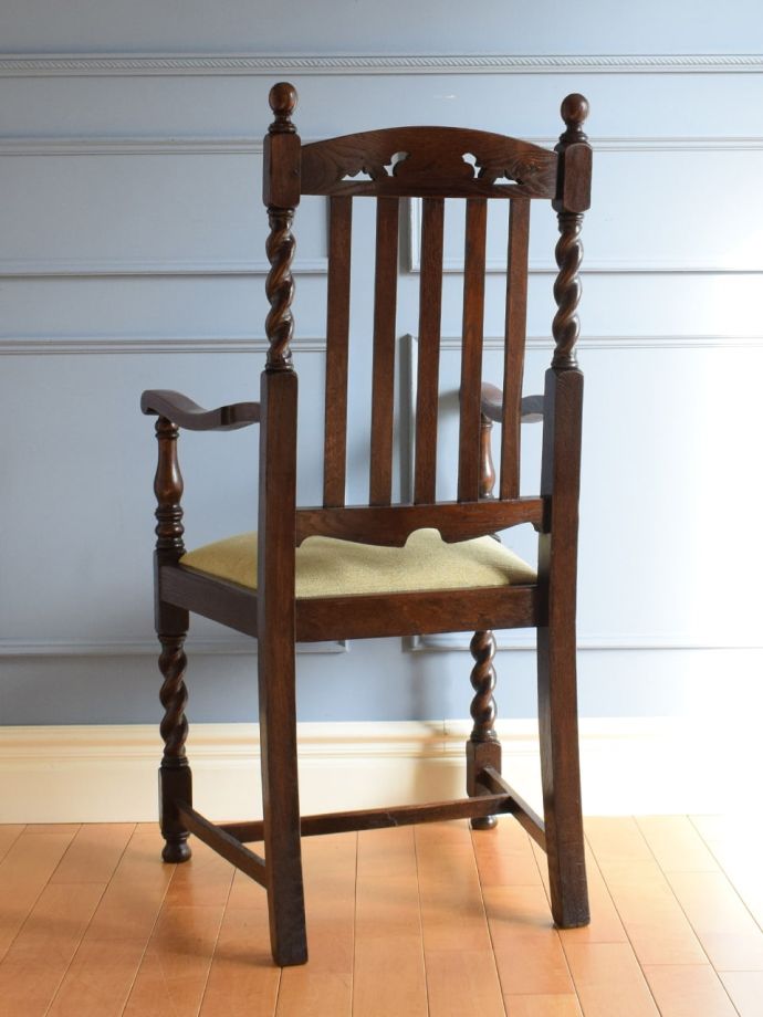 アンティークチェアの後ろ姿