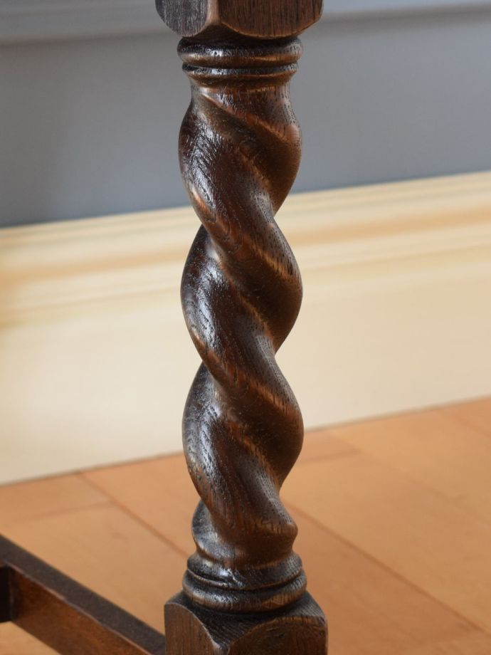 ツイストレッグのチェア