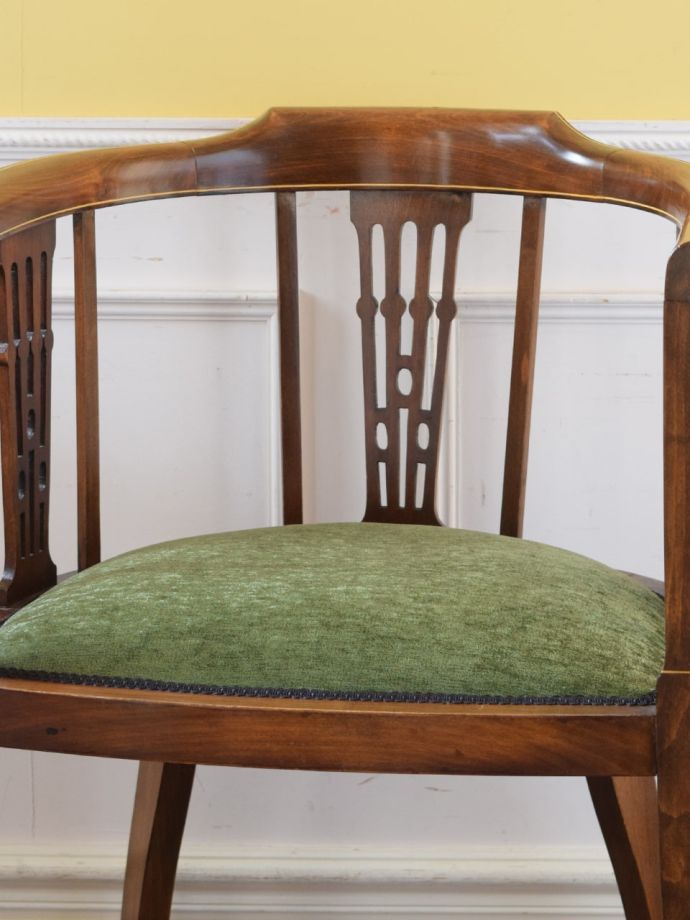 背もたれが美しいアンティークの椅子