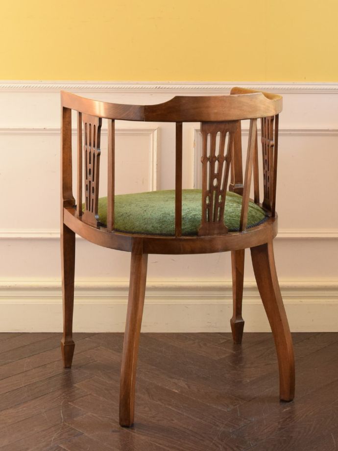 アンティークのサロンチェアの後ろ姿