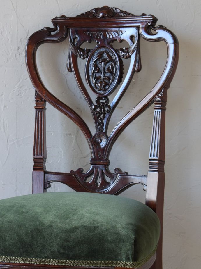 背もたれが美しいアンティークの椅子