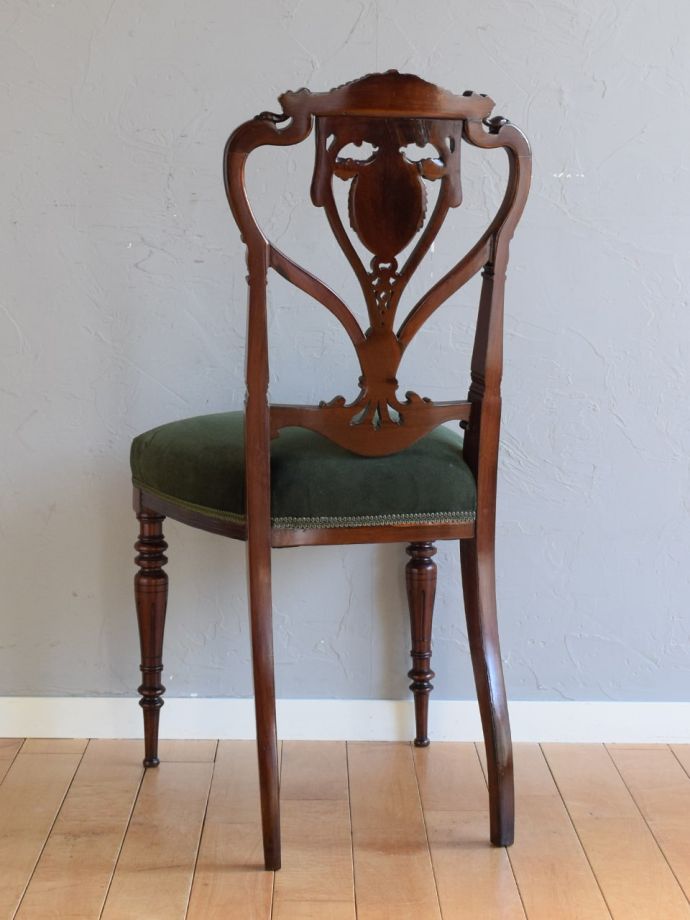 アンティークのサロンチェアの後ろ姿