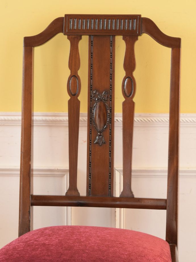 背もたれが美しいアンティークの椅子