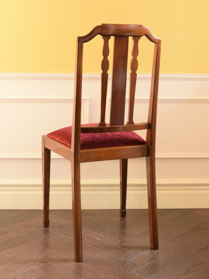 アンティークのサロンチェアの後ろ姿