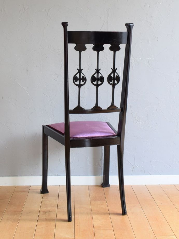 アンティークのサロンチェアの後ろ姿