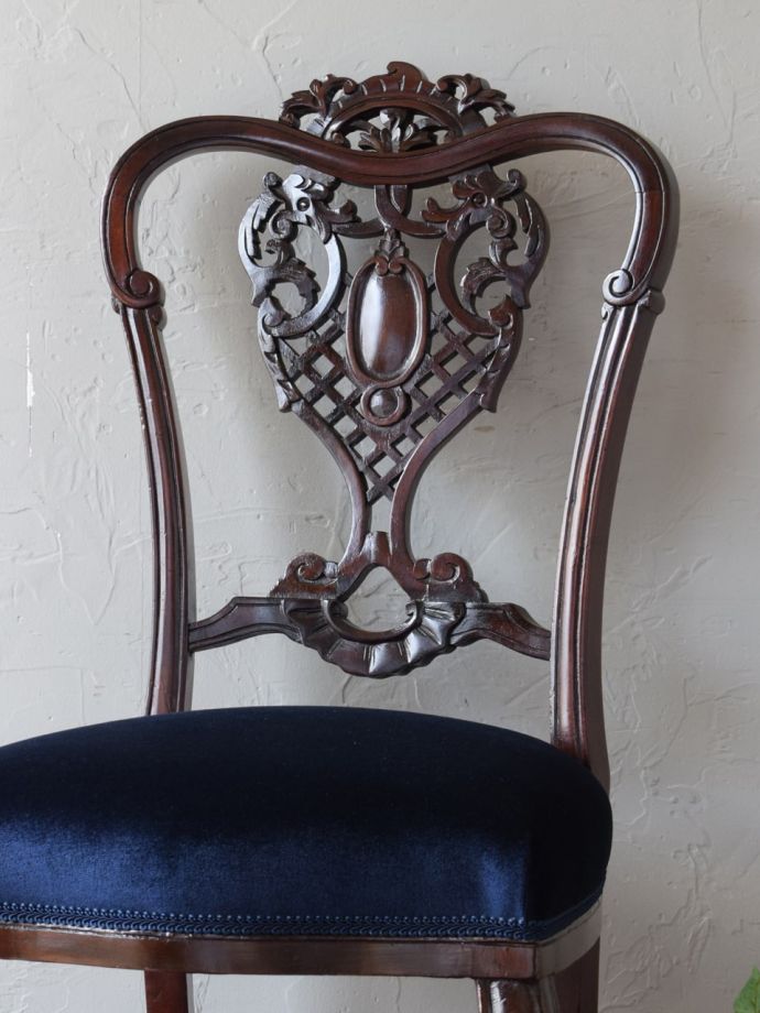 背もたれが美しいアンティークの椅子