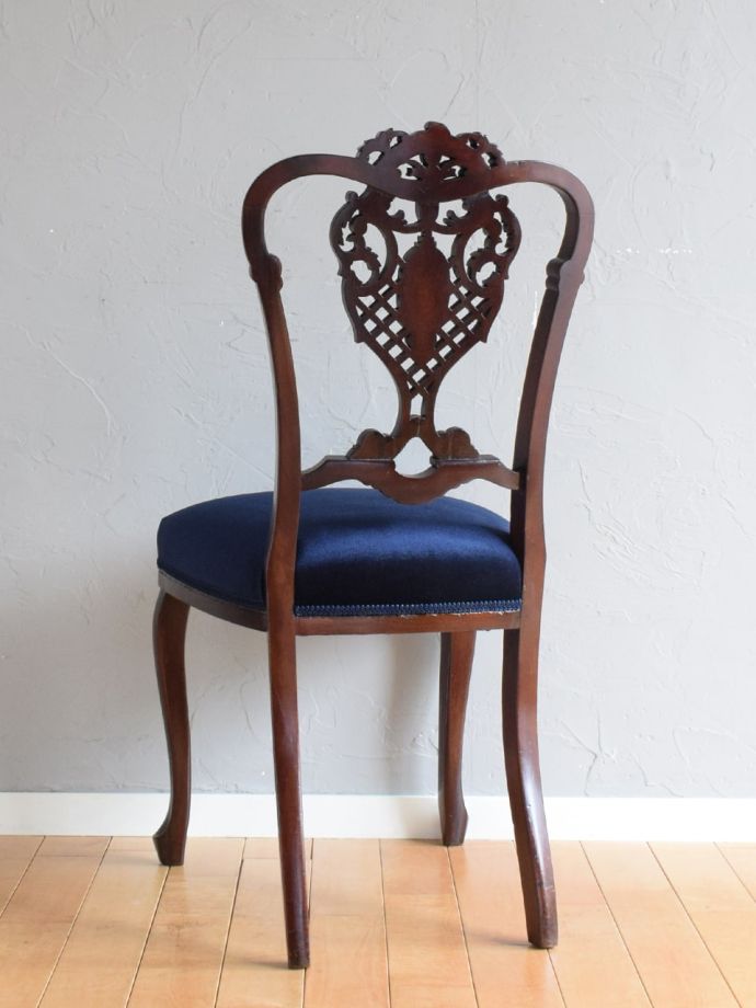 アンティークのサロンチェアの後ろ姿