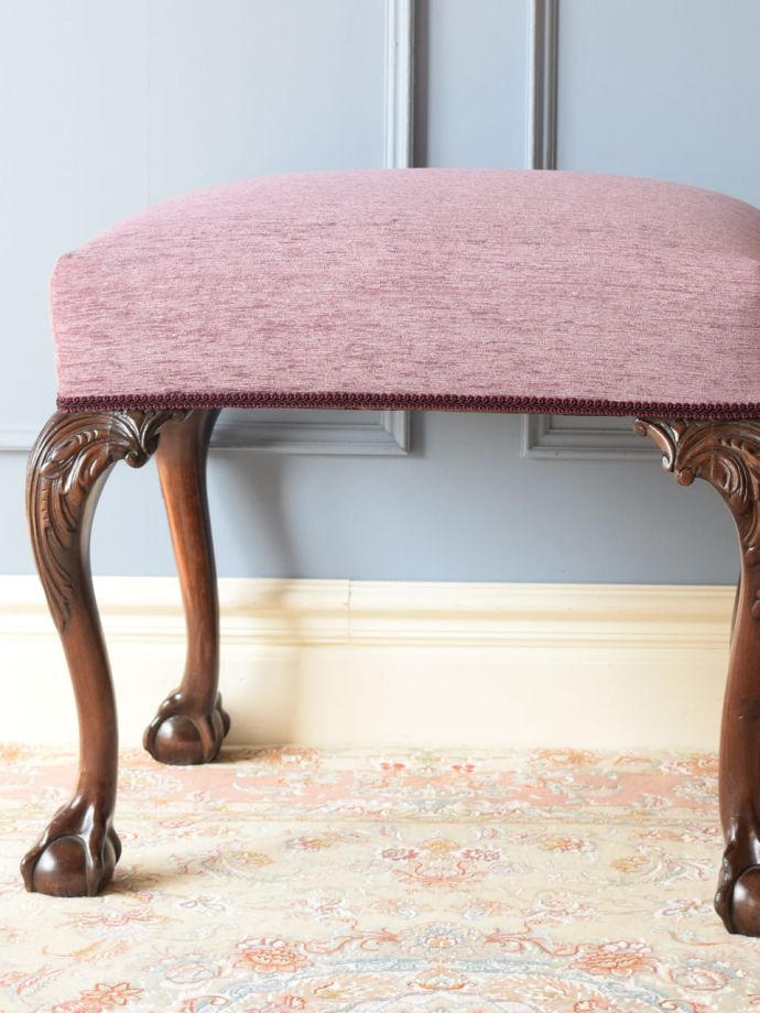 アンティークの椅子らしい美しい装飾