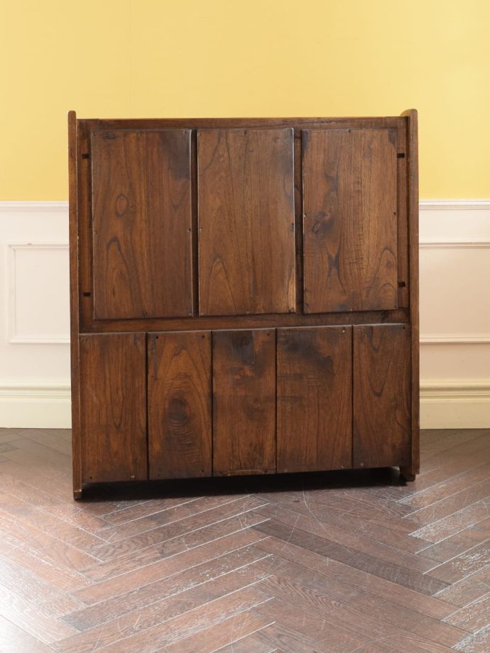 アンティークチェアの後ろ姿