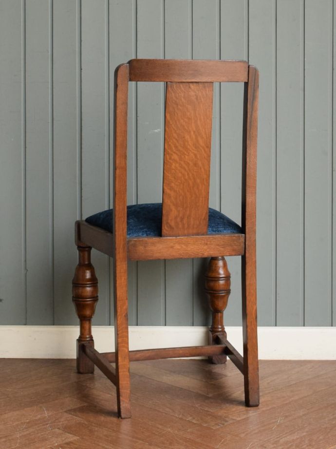 アンティークチェアの後ろ姿