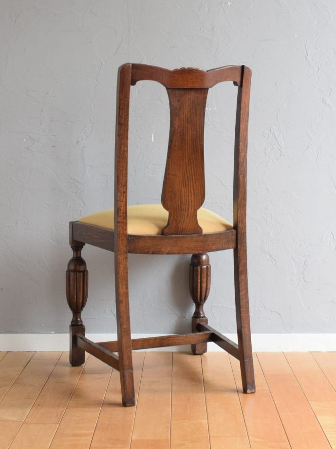 アンティークチェアの後ろ姿