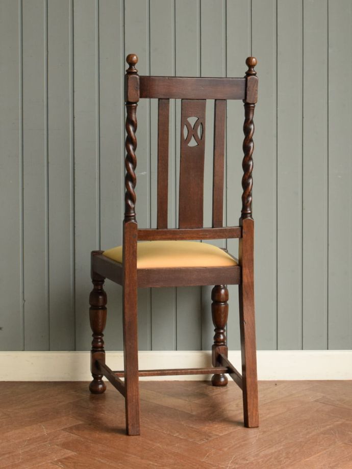 アンティークチェアの後ろ姿