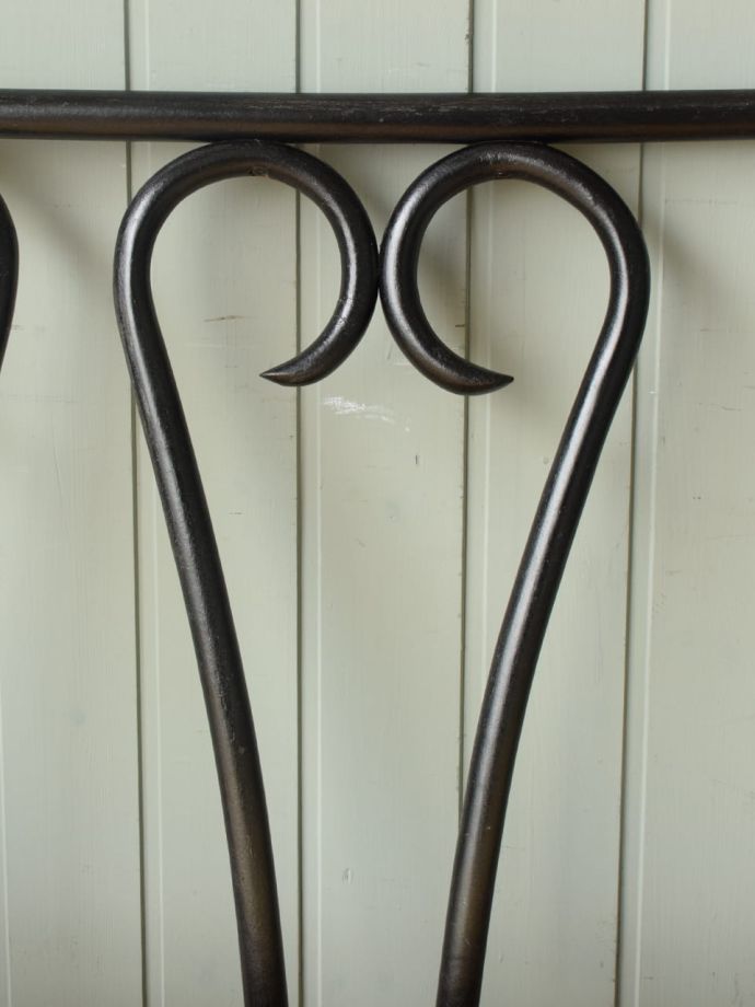 英国アンティーク家具らしいデザイン