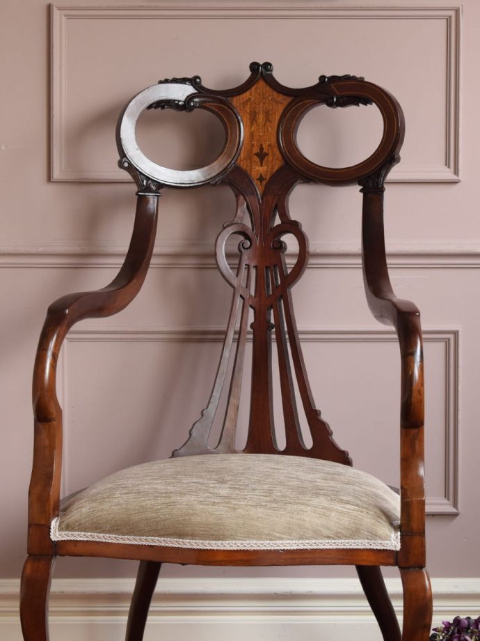 背もたれが美しいアンティークの椅子