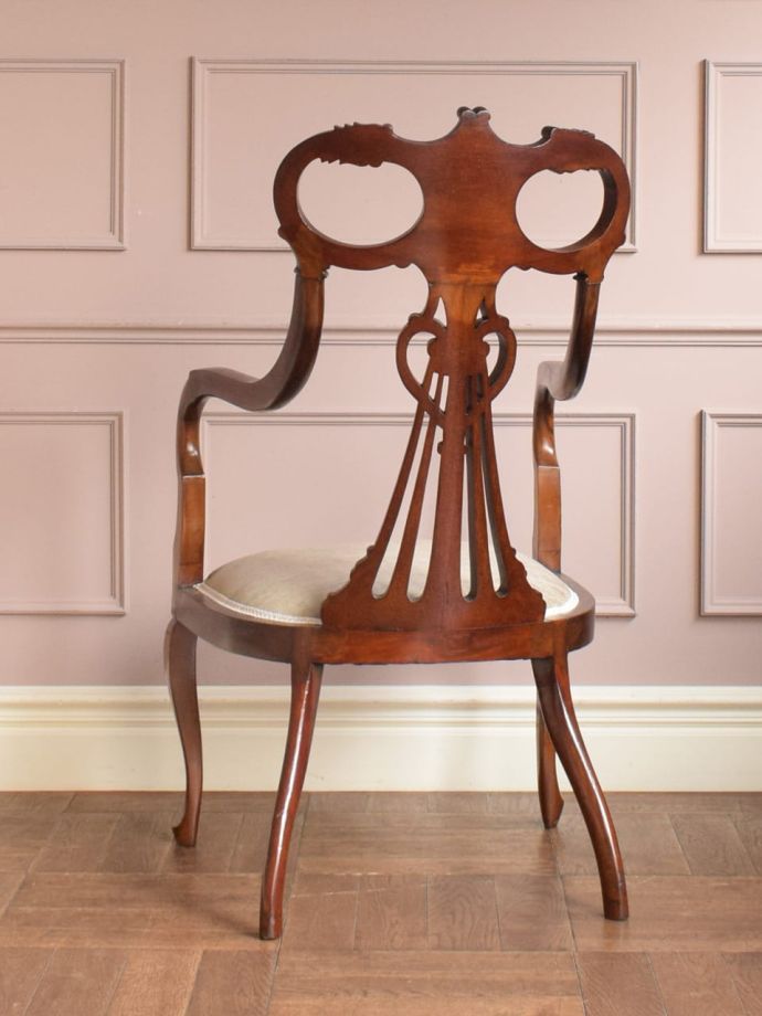 アンティークのサロンチェアの後ろ姿