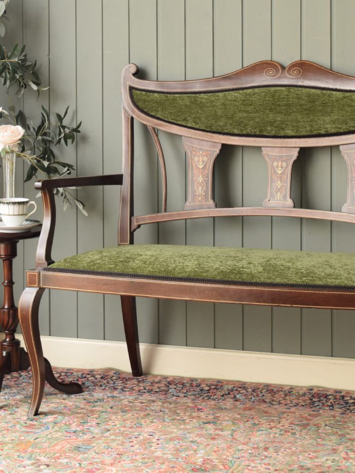 背もたれが美しいアンティークの椅子