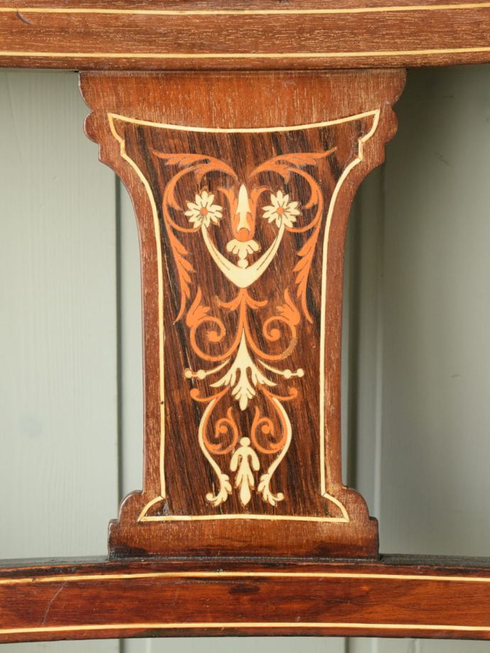 英国アンティーク家具らしい装飾