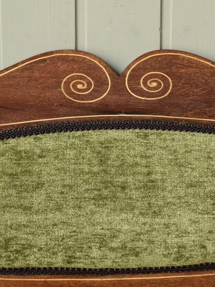 英国アンティーク家具らしい装飾