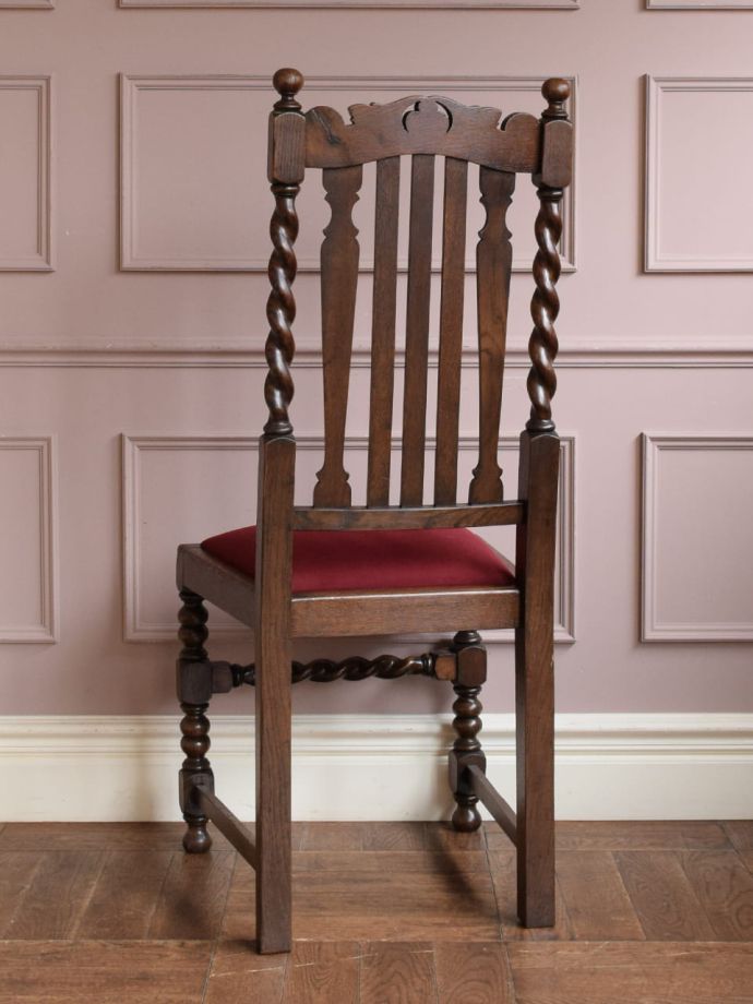 アンティークチェアの後ろ姿