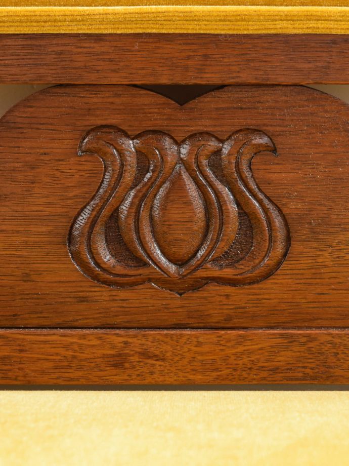 英国アンティーク家具らしい装飾