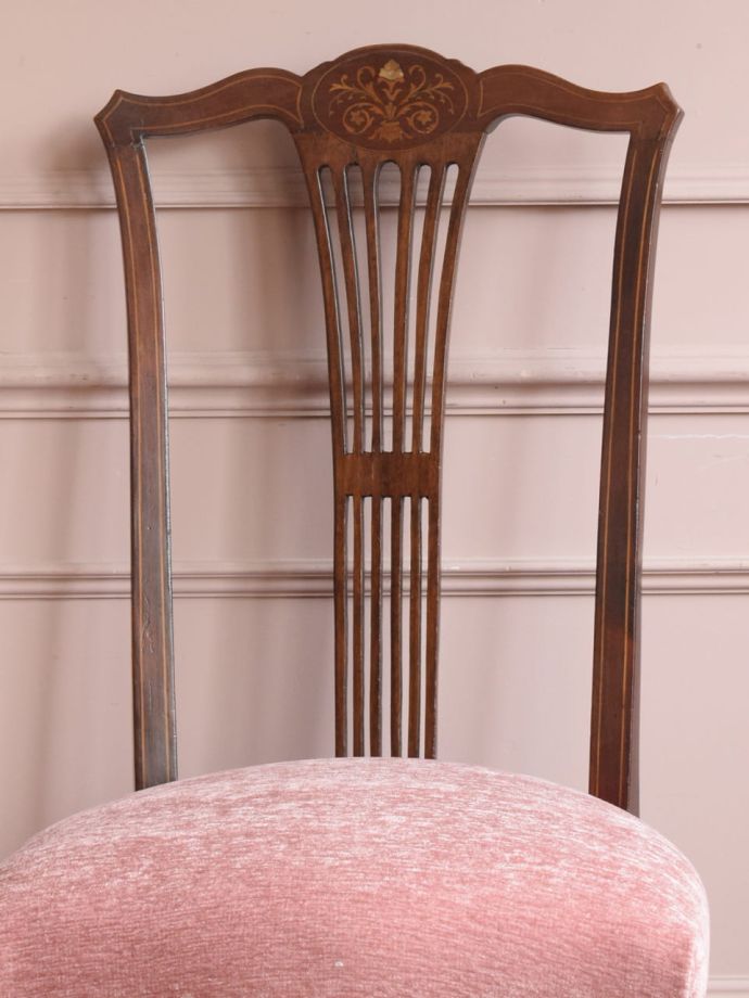 背もたれが美しいアンティークの椅子