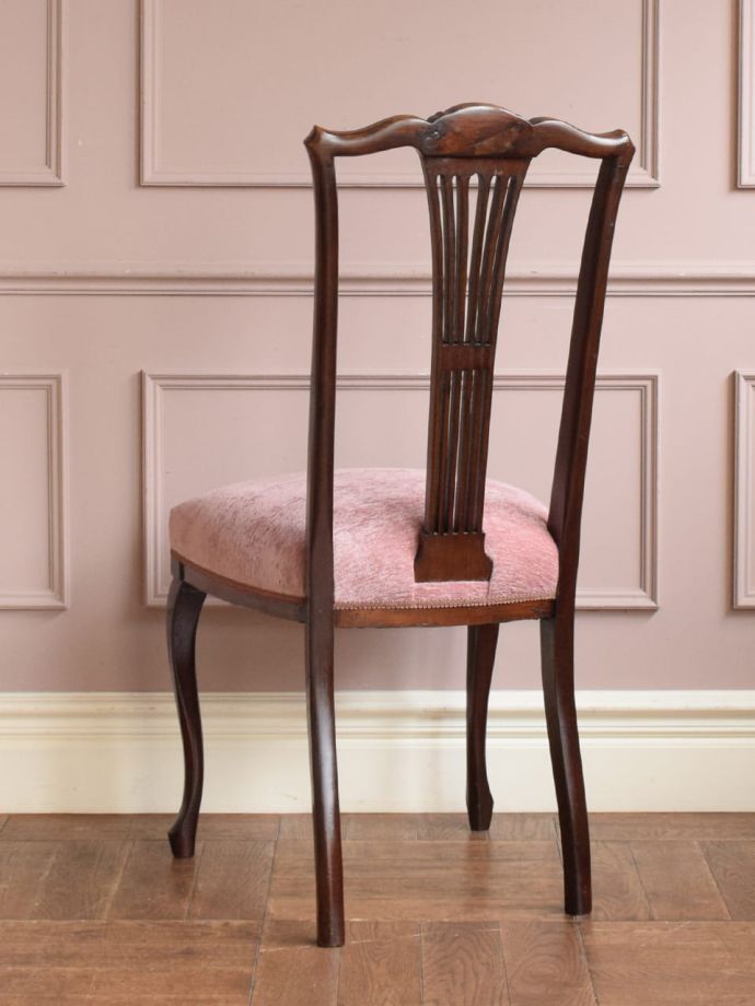 アンティークのサロンチェアの後ろ姿