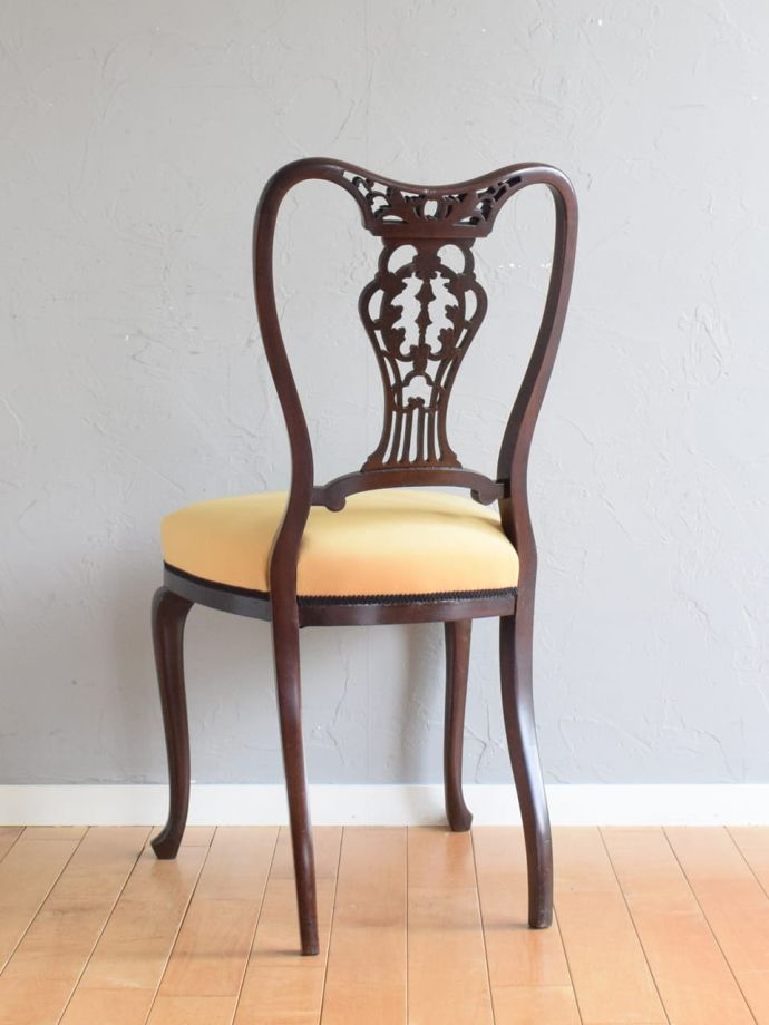 アンティークのサロンチェアの後ろ姿