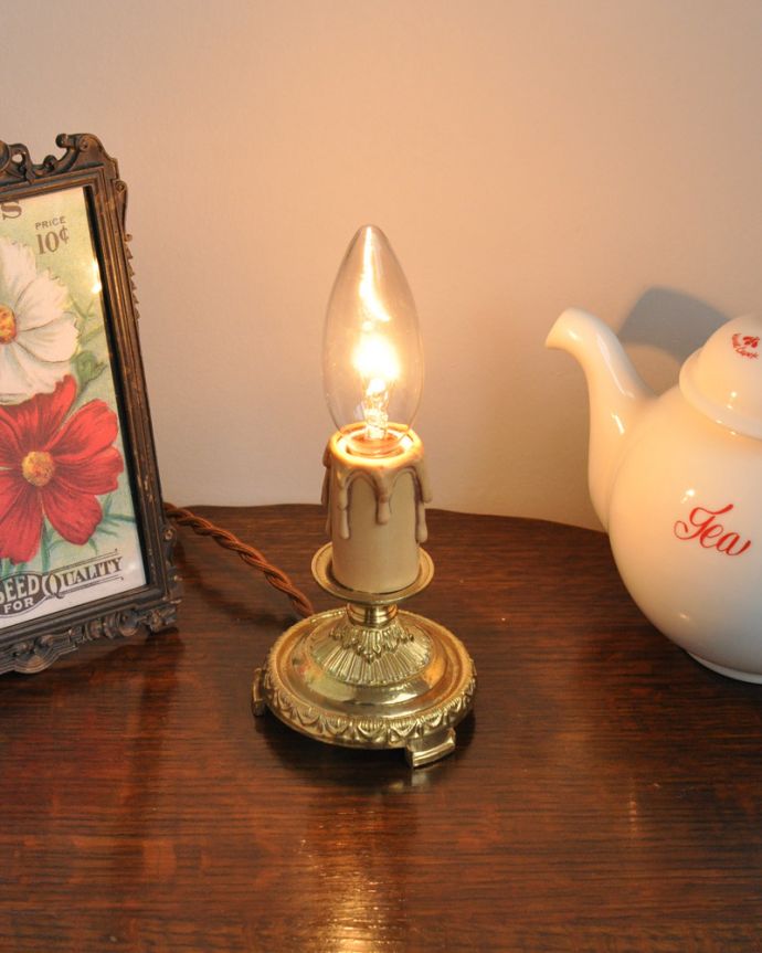 Handleオリジナル　照明・ライティング　Handleオリジナルのステンドグラス用スタンドライト（ゴールド色・S）（E17シャンデリア球付）。キラキラ輝く本物の輝きヨーロッパから取り寄せた真鍮のパーツを組み合わせて作ったHandleオリジナルのスタンドライトです。(SGL-02)