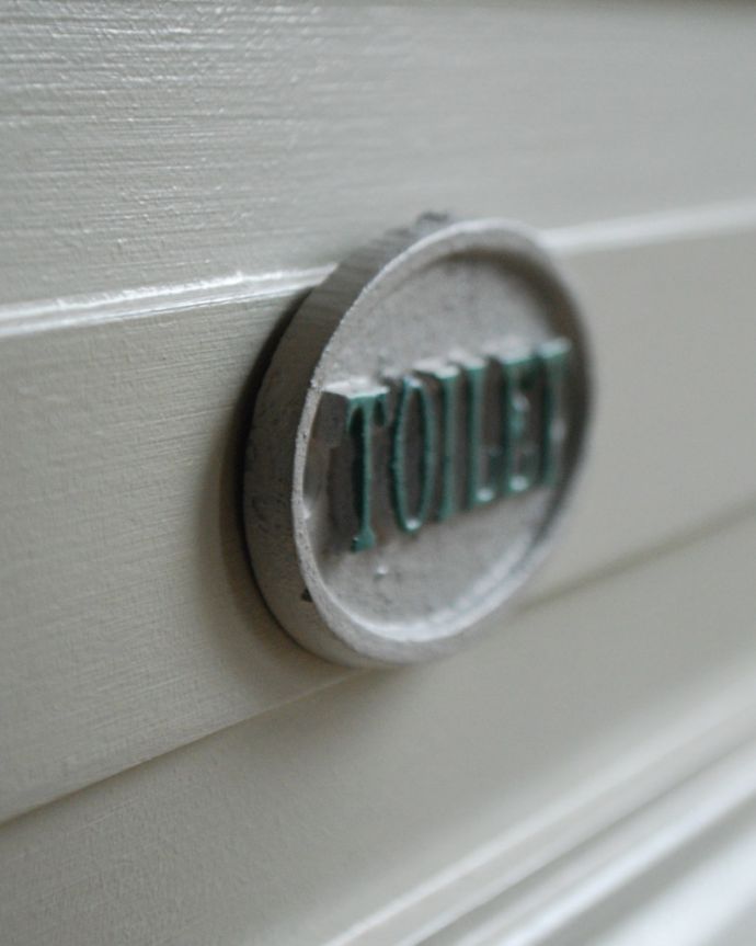 洗面・トイレ　住宅用パーツ　アンティーク風のアイアン製トイレットプレート（TOILET）。厚みがあって可愛いプレートです。(sa-037)