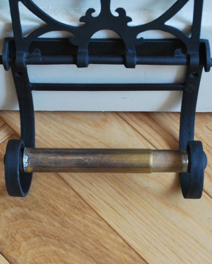 洗面・トイレ　住宅用パーツ　お洒落なサニタリーグッズ真鍮製ペーパーホルダー （ブラック・モチーフ）。ペーパーを通す部分はこんな感じです。(sa-213)