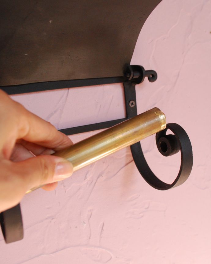 洗面・トイレ　住宅用パーツ　真鍮製のペーパーホルダー （ブラックブラス）。ペーパーを通す部分は真鍮製です。(sa-214)