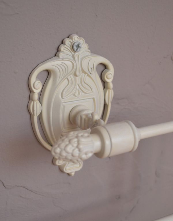 洗面・トイレ 住宅用パーツ ヨーロピアン調の真鍮製ペーパーホルダー(アンティークホワイト)。アラベスク調の優雅な台座と、装飾を施したバーが美しく調和します。(sa-230)
