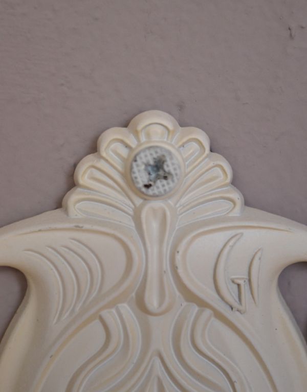 洗面・トイレ 住宅用パーツ ヨーロピアン調の真鍮製ペーパーホルダー(アンティークホワイト)。ビスも台座柄の一部として溶け込み目立たないようこだわって作られたデザインです。(sa-230)